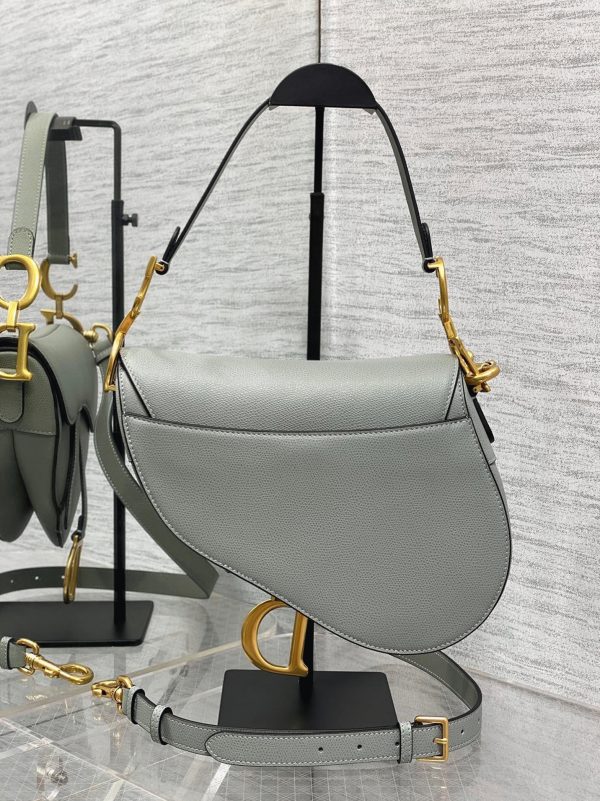 Fausse Sac Saddle Dior avec bandoulière en veau grainé gris pierre – Image 7