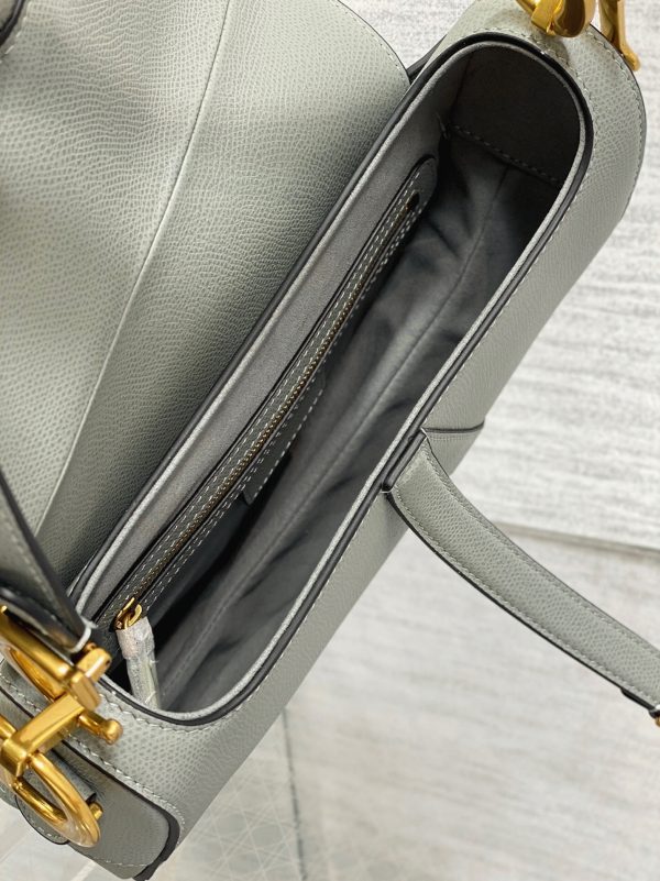 Fausse Sac Saddle Dior avec bandoulière en veau grainé gris pierre – Image 8