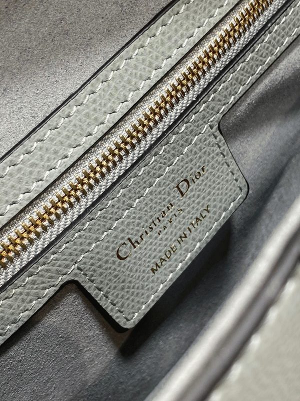 Fausse Sac Saddle Dior avec bandoulière en veau grainé gris pierre – Image 9
