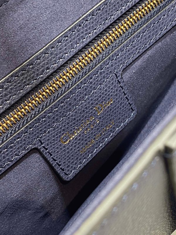 Réplique Sac Saddle Dior avec bandoulière en veau grainé bleu indigo – Image 3