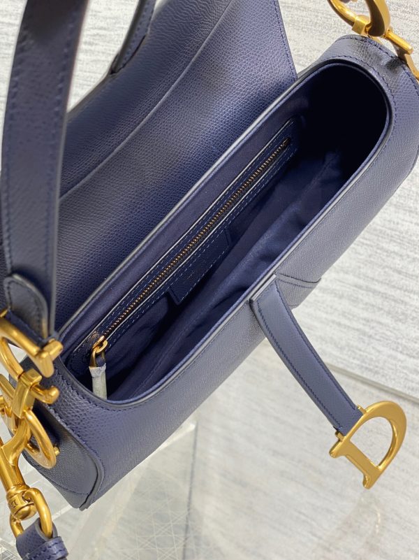 Réplique Sac Saddle Dior avec bandoulière en veau grainé bleu indigo – Image 4