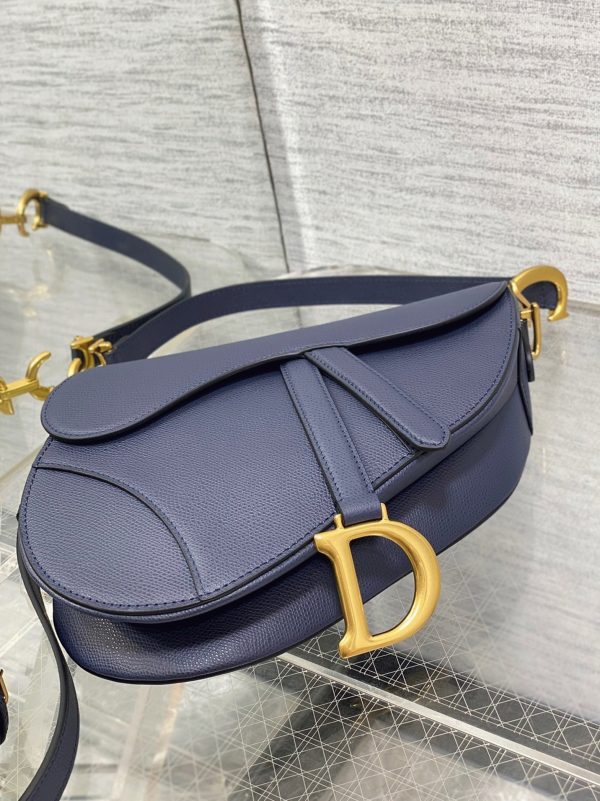 Réplique Sac Saddle Dior avec bandoulière en veau grainé bleu indigo – Image 5