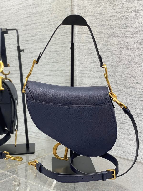 Réplique Sac Saddle Dior avec bandoulière en veau grainé bleu indigo – Image 6