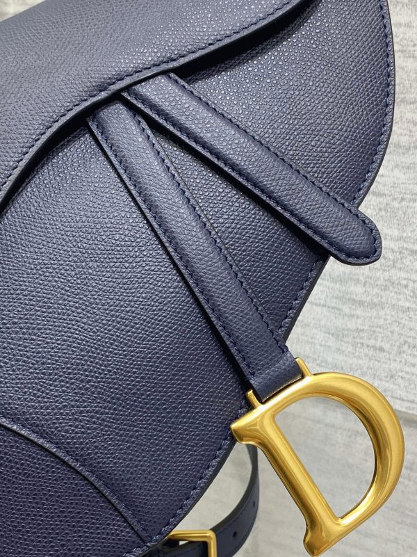 Réplique Sac Saddle Dior avec bandoulière en veau grainé bleu indigo – Image 7