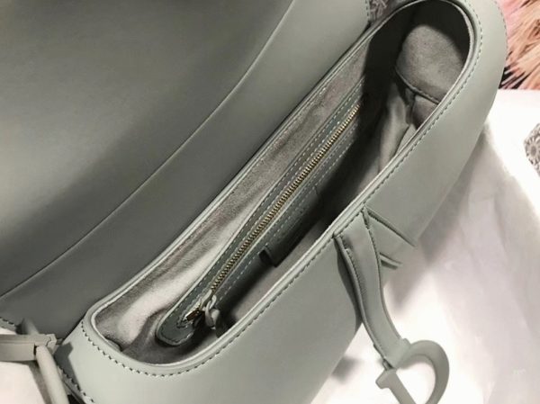 Faux Sac Saddle Dior en veau ultramat gris – Image 3
