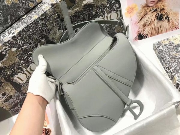 Faux Sac Saddle Dior en veau ultramat gris – Image 4