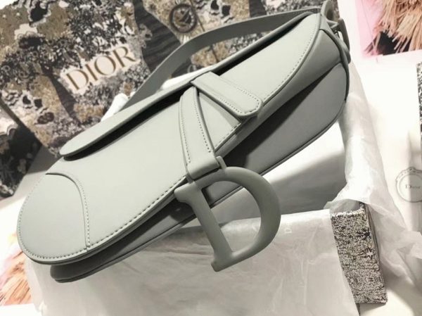 Faux Sac Saddle Dior en veau ultramat gris – Image 6