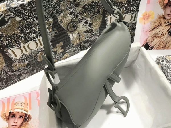 Faux Sac Saddle Dior en veau ultramat gris – Image 9