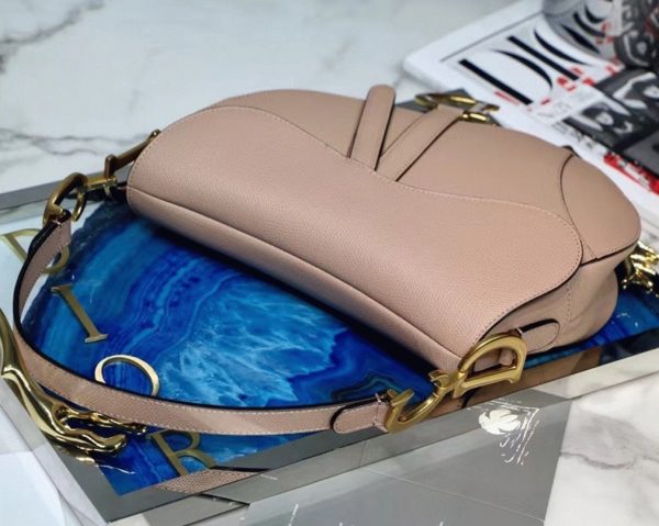 Fausse Sac Saddle Dior en veau grainé rose poudré – Image 3