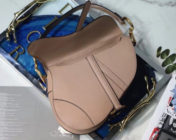 Fausse Sac Saddle Dior en veau grainé rose poudré – Image 4