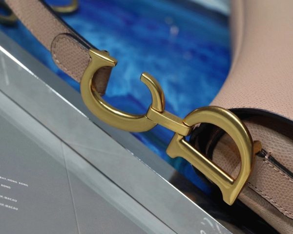 Fausse Sac Saddle Dior en veau grainé rose poudré – Image 5