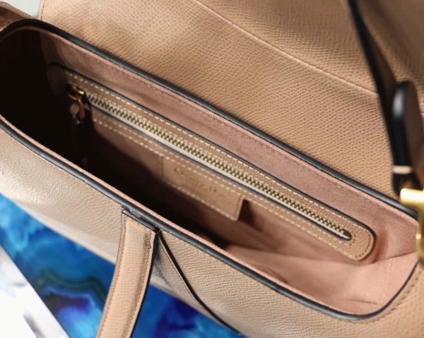 Fausse Sac Saddle Dior en veau grainé rose poudré – Image 6