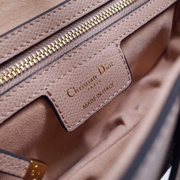 Fausse Sac Saddle Dior en veau grainé rose poudré – Image 7