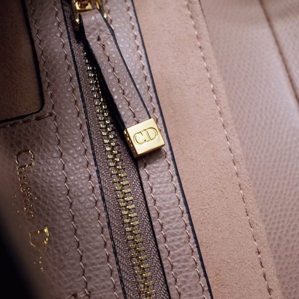 Fausse Sac Saddle Dior en veau grainé rose poudré – Image 8