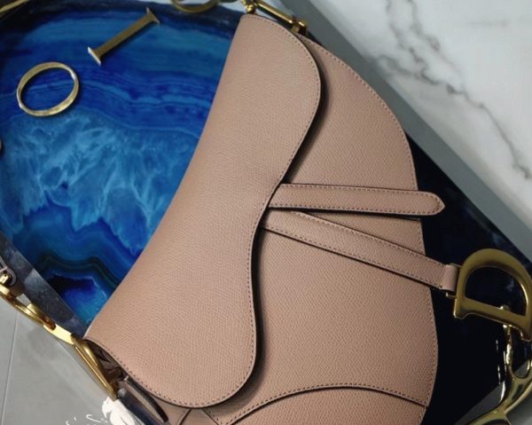 Fausse Sac Saddle Dior en veau grainé rose poudré – Image 11