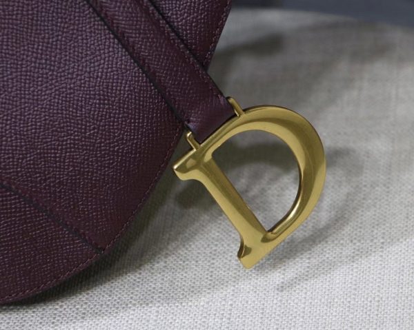 Contrefaçon Sac Saddle Dior en veau grainé amarante – Image 2
