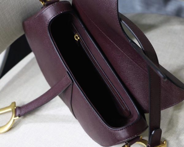 Contrefaçon Sac Saddle Dior en veau grainé amarante – Image 3