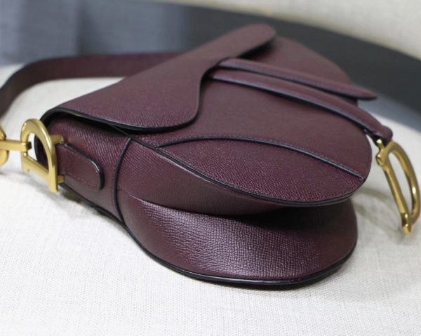 Contrefaçon Sac Saddle Dior en veau grainé amarante – Image 4