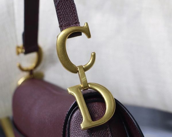 Contrefaçon Sac Saddle Dior en veau grainé amarante – Image 5
