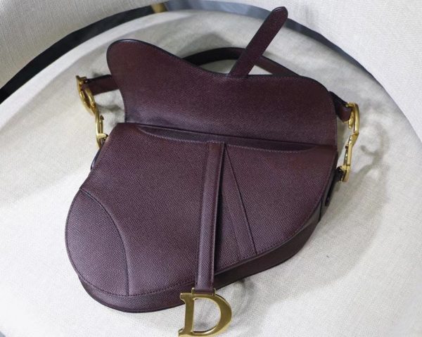 Contrefaçon Sac Saddle Dior en veau grainé amarante – Image 6