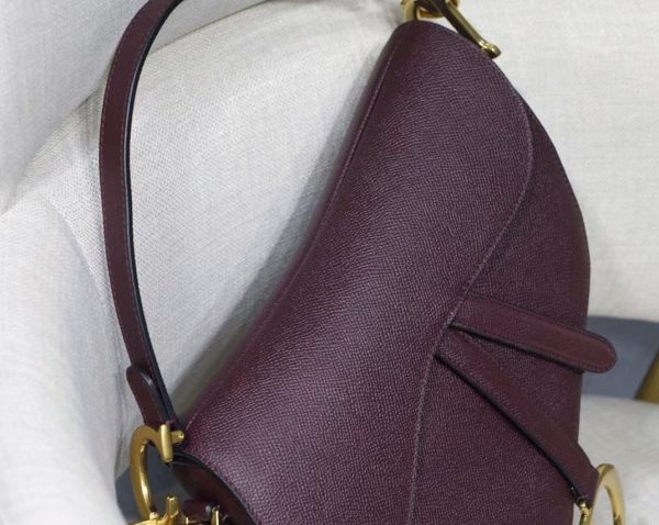 Contrefaçon Sac Saddle Dior en veau grainé amarante – Image 7