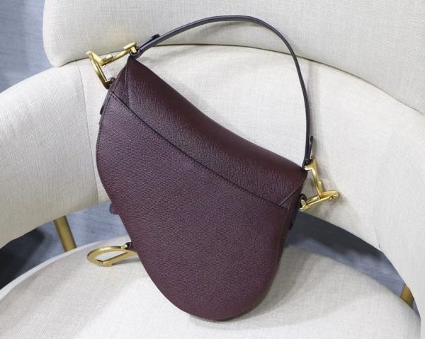 Contrefaçon Sac Saddle Dior en veau grainé amarante – Image 8