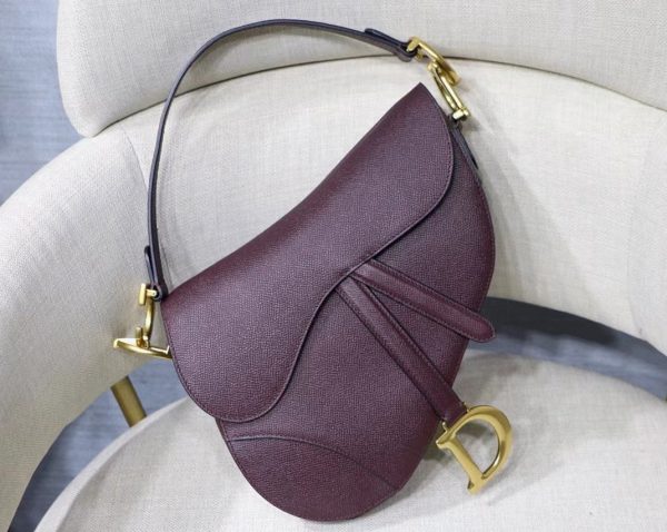 Contrefaçon Sac Saddle Dior en veau grainé amarante – Image 9