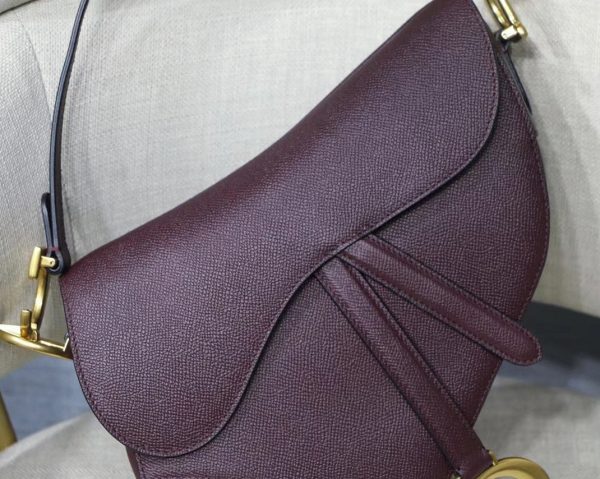 Contrefaçon Sac Saddle Dior en veau grainé amarante – Image 10