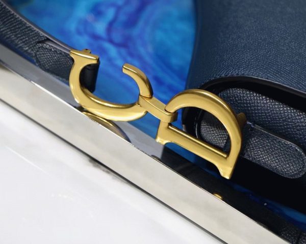 Imitation Sac Saddle Dior en veau grainé bleu indigo – Image 4