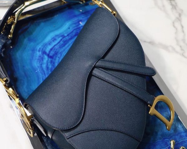 Imitation Sac Saddle Dior en veau grainé bleu indigo – Image 6