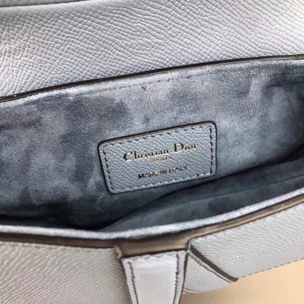 Contrefaçon Sac Saddle Dior en veau grainé bleu ciel – Image 4
