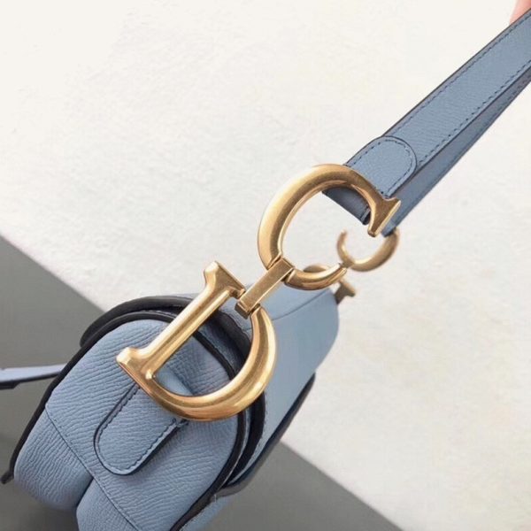 Contrefaçon Sac Saddle Dior en veau grainé bleu ciel – Image 5