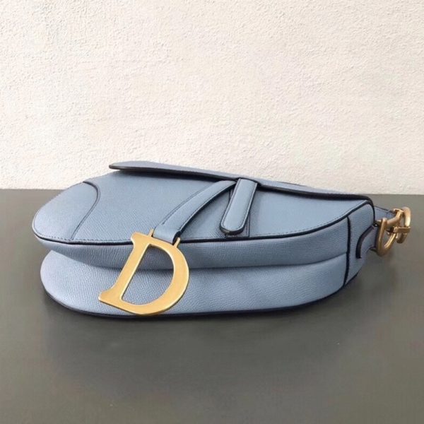Contrefaçon Sac Saddle Dior en veau grainé bleu ciel – Image 7