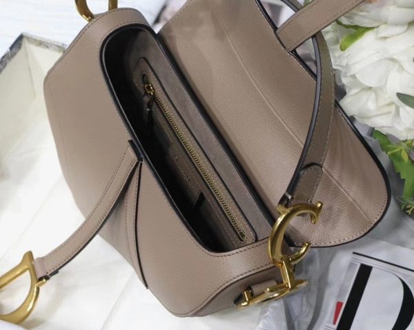 Fausse Sac Saddle Dior en veau grainé taupe chaud – Image 2