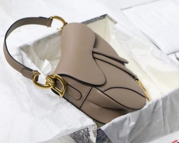 Fausse Sac Saddle Dior en veau grainé taupe chaud – Image 3