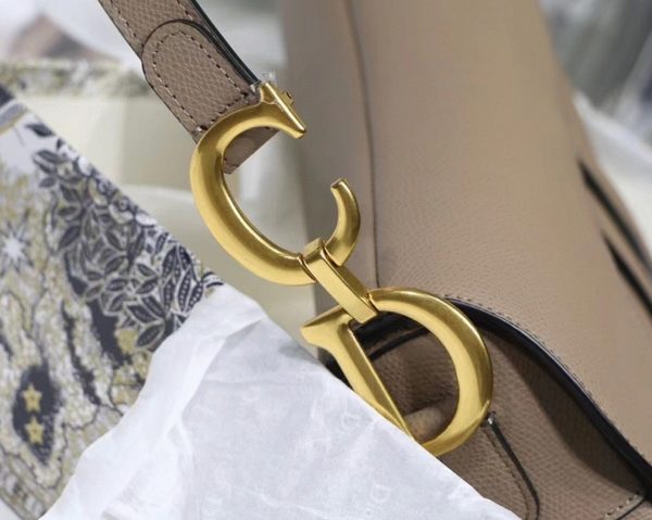 Fausse Sac Saddle Dior en veau grainé taupe chaud – Image 4
