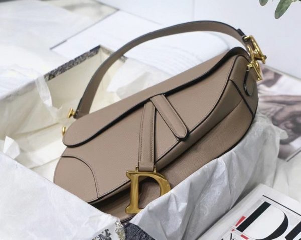 Fausse Sac Saddle Dior en veau grainé taupe chaud – Image 5