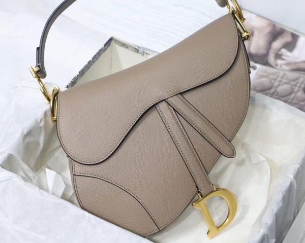 Fausse Sac Saddle Dior en veau grainé taupe chaud – Image 6
