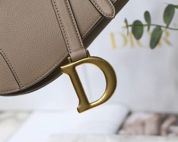 Fausse Sac Saddle Dior en veau grainé taupe chaud – Image 7