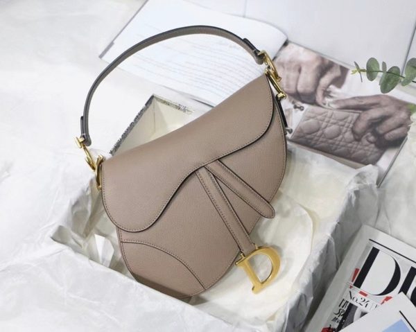 Fausse Sac Saddle Dior en veau grainé taupe chaud