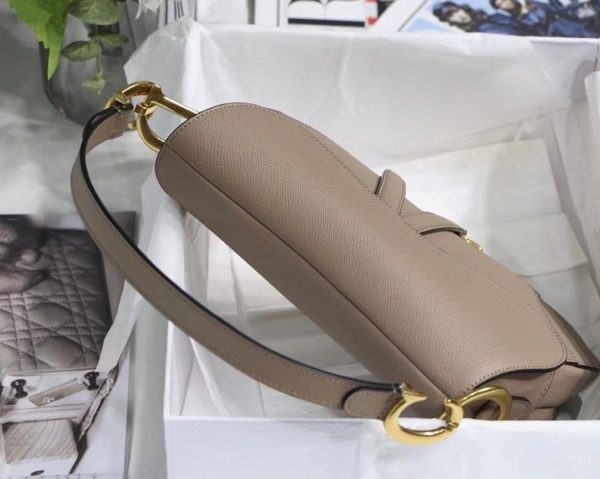 Fausse Sac Saddle Dior en veau grainé taupe chaud – Image 10