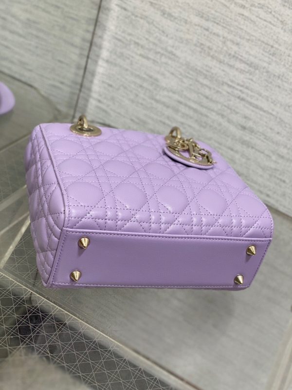 Fausse Petit Sac Lady Dior en agneau lilas avec breloques résine – Image 2