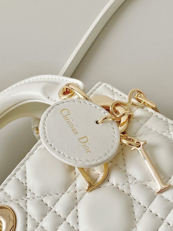 Contrefaçon Micro Sac Lady Dior en agneau cannage blanc – Image 2