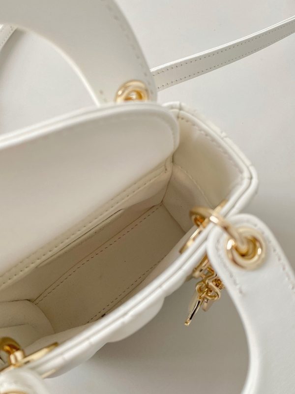 Contrefaçon Micro Sac Lady Dior en agneau cannage blanc – Image 3