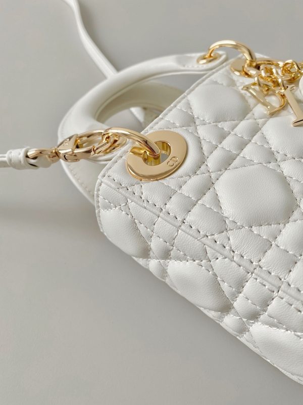 Contrefaçon Micro Sac Lady Dior en agneau cannage blanc – Image 4