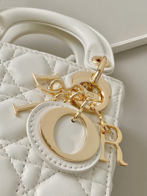 Contrefaçon Micro Sac Lady Dior en agneau cannage blanc – Image 6