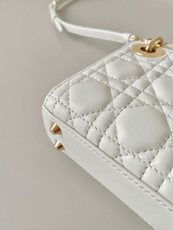 Contrefaçon Micro Sac Lady Dior en agneau cannage blanc – Image 7