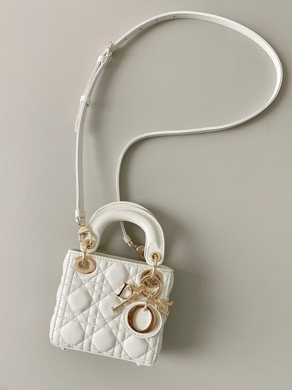 Contrefaçon Micro Sac Lady Dior en agneau cannage blanc – Image 8
