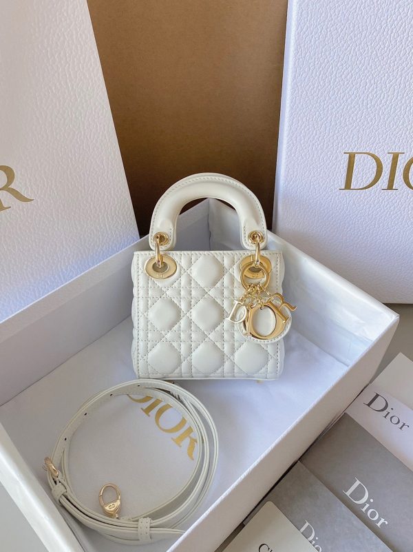 Contrefaçon Micro Sac Lady Dior en agneau cannage blanc – Image 9