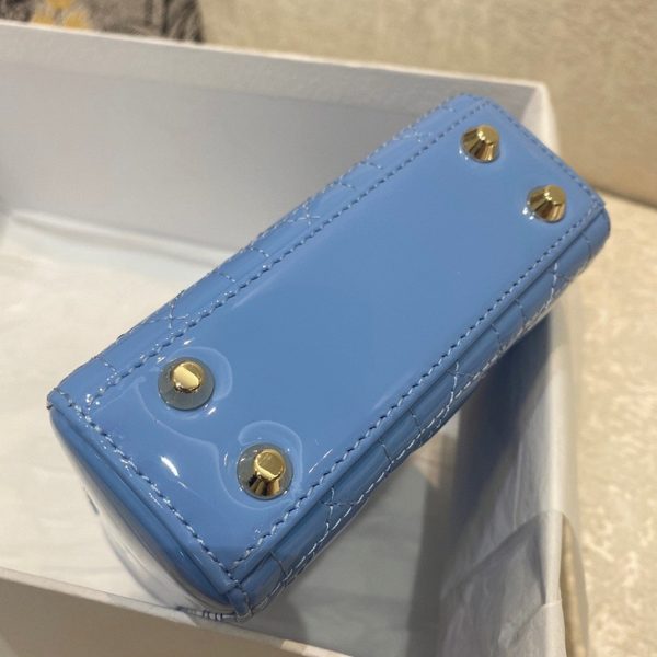 Faux Micro Sac Lady Dior en veau verni cannage bleu – Image 10